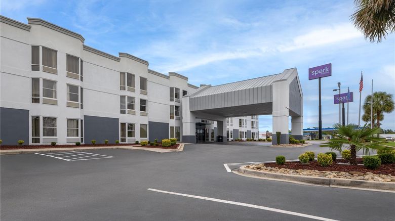 <b>Spark by Hilton Florence North I-95 Exterior</b>. Images powered by <a href="https://iceportal.shijigroup.com/" title="IcePortal" target="_blank">IcePortal</a>.