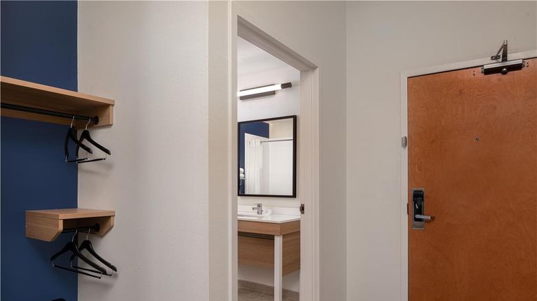 <b>Spark by Hilton Smithfield I-95 Room</b>. Images powered by <a href="https://iceportal.shijigroup.com/" title="IcePortal" target="_blank">IcePortal</a>.