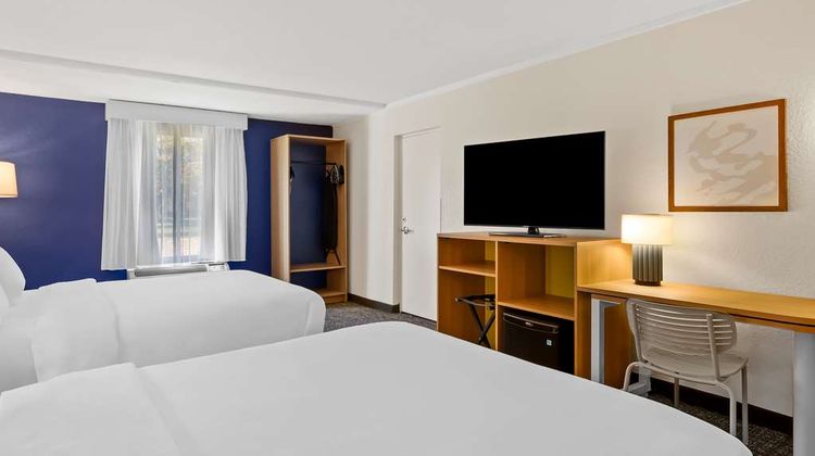 Spark by Hilton Daleville Roanoke North Room