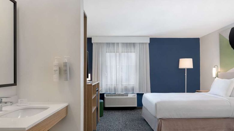 <b>Spark by Hilton Savannah Midtown Room</b>. Images powered by <a href="https://iceportal.shijigroup.com/" title="IcePortal" target="_blank">IcePortal</a>.