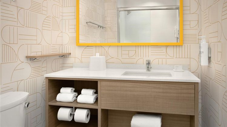 Home2 Suites Hilton Goodyear Room