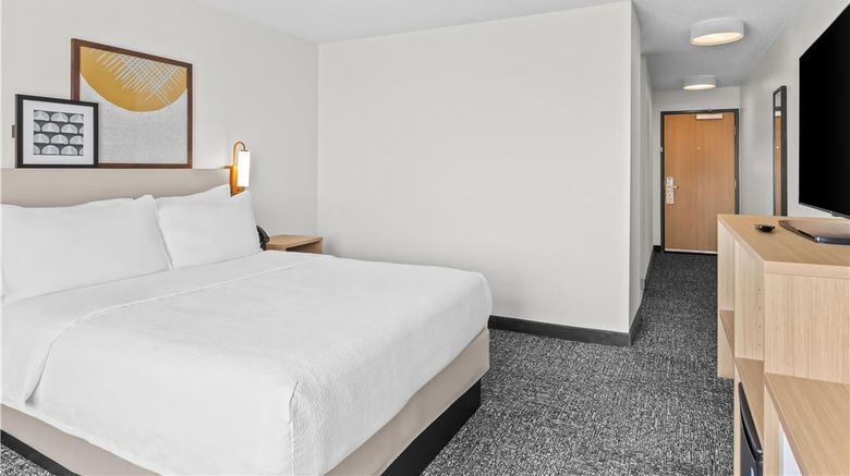 <b>Spark by Hilton Traverse City Room</b>. Images powered by <a href="https://iceportal.shijigroup.com/" title="IcePortal" target="_blank">IcePortal</a>.