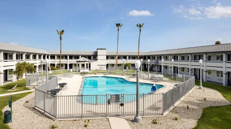 <b>Spark by Hilton Santa Nella Pool</b>. Images powered by <a href="https://iceportal.shijigroup.com/" title="IcePortal" target="_blank">IcePortal</a>.