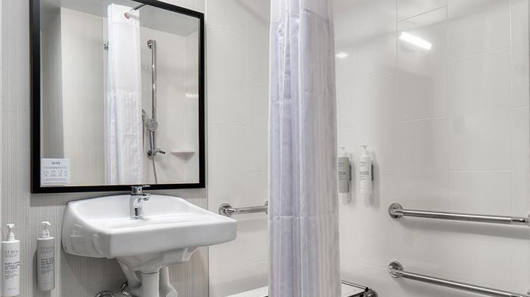 Auburn Place Hotel & Suites Room