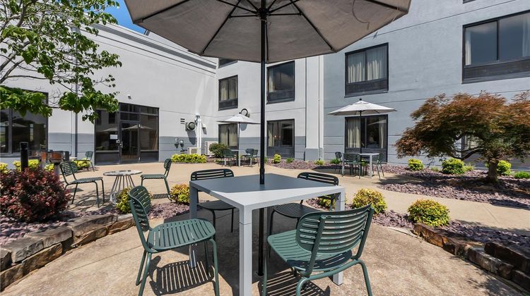 Auburn Place Hotel & Suites Exterior