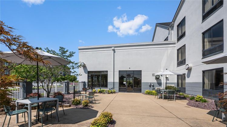 Auburn Place Hotel & Suites Exterior