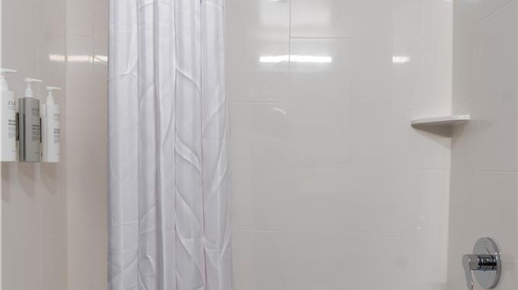 Auburn Place Hotel & Suites Room