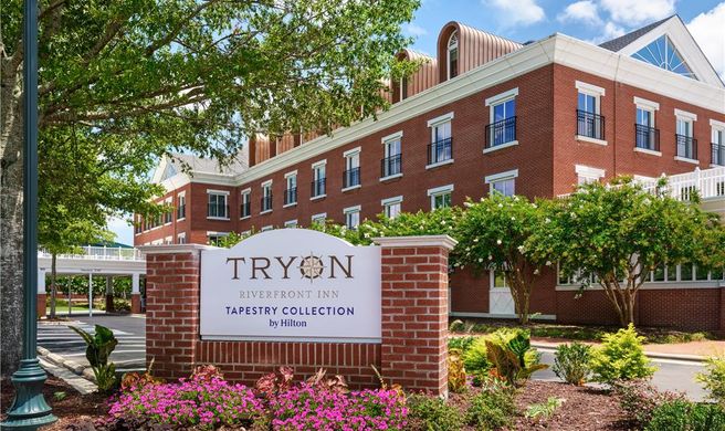 Tryon Riverfront Inn Tapestry Exterior