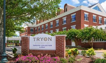 Tryon Riverfront Inn Tapestry