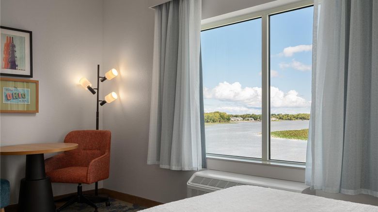 <b>Hampton Inn Port Clinton Catawba Island Room</b>. Images powered by <a href="https://iceportal.shijigroup.com/" title="IcePortal" target="_blank">IcePortal</a>.