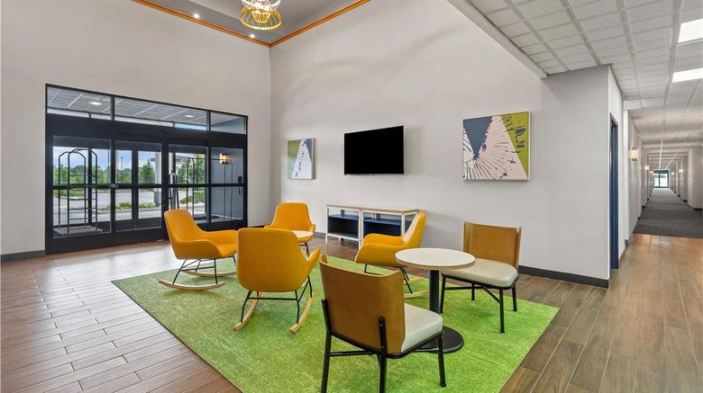 <b>Spark by Hilton Oak Forest Lobby</b>. Images powered by <a href="https://iceportal.shijigroup.com/" title="IcePortal" target="_blank">IcePortal</a>.