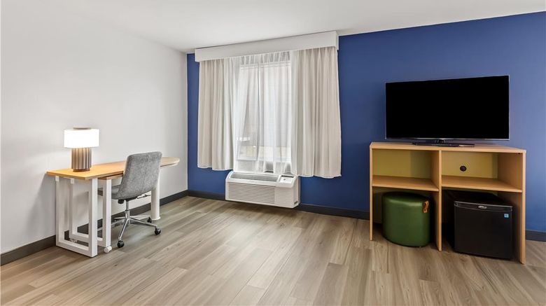 <b>Spark by Hilton Oak Forest Room</b>. Images powered by <a href="https://iceportal.shijigroup.com/" title="IcePortal" target="_blank">IcePortal</a>.