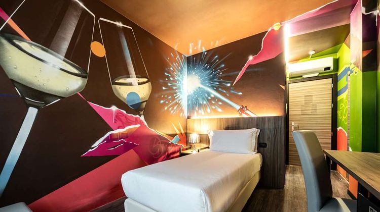 Muraless Art Hotel Room