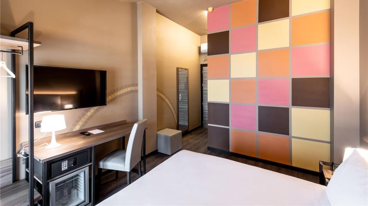 Muraless Art Hotel Room