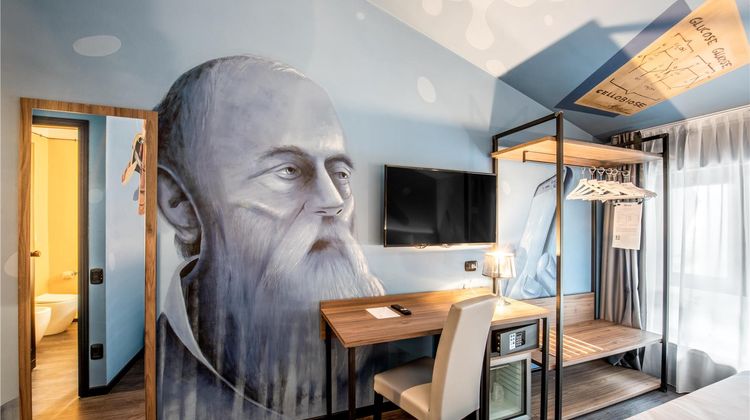 Muraless Art Hotel Room