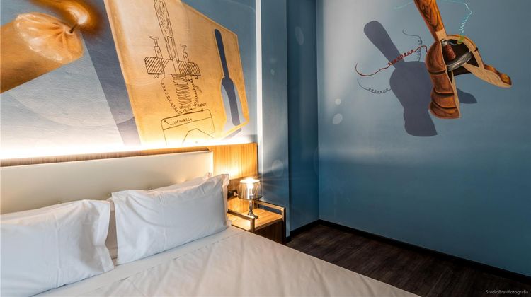 Muraless Art Hotel Room