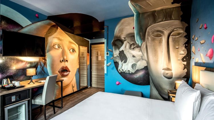 Muraless Art Hotel Room