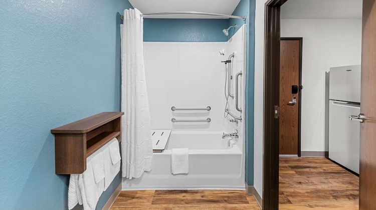 WoodSpring Suites Kansas City Airport Room