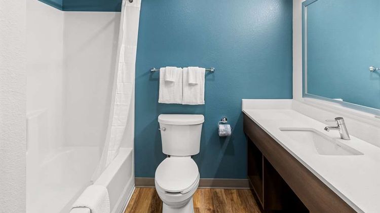 WoodSpring Suites Kansas City Airport Room