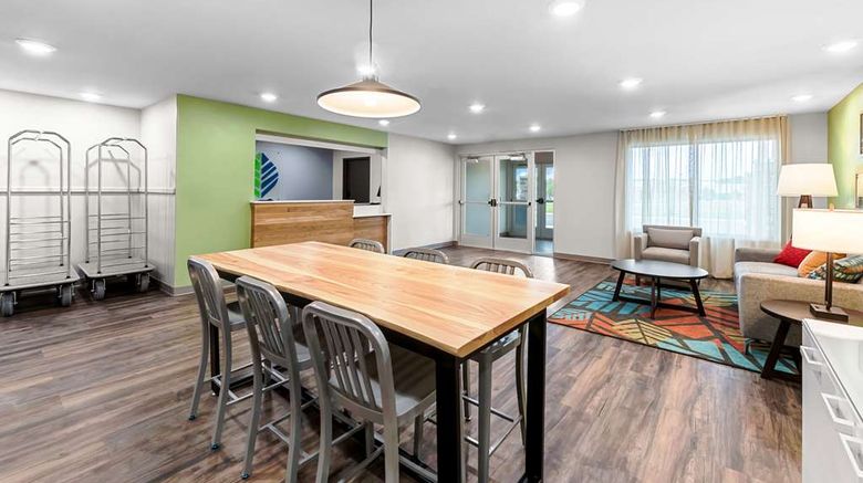 <b>WoodSpring Suites Kansas City Airport Lobby</b>. Images powered by <a href="https://iceportal.shijigroup.com/" title="IcePortal" target="_blank">IcePortal</a>.