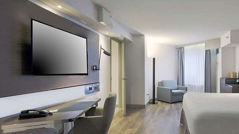 <b>DoubleTree by Hilton Ottawa Downtown Room</b>. Images powered by <a href="https://iceportal.shijigroup.com/" title="IcePortal" target="_blank">IcePortal</a>.
