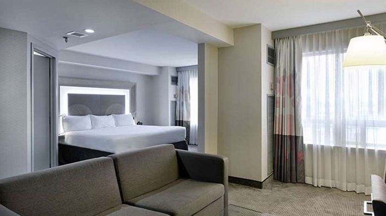 <b>DoubleTree by Hilton Ottawa Downtown Room</b>. Images powered by <a href="https://iceportal.shijigroup.com/" title="IcePortal" target="_blank">IcePortal</a>.