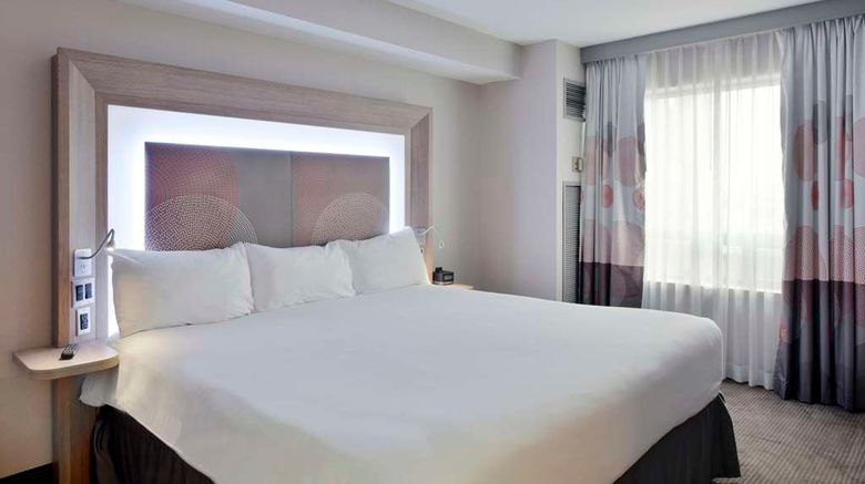 <b>DoubleTree by Hilton Ottawa Downtown Room</b>. Images powered by <a href="https://iceportal.shijigroup.com/" title="IcePortal" target="_blank">IcePortal</a>.