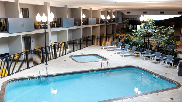 DoubleTree by Hilton Austin Pool