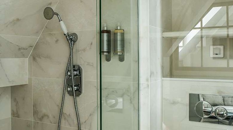 <b>Hotel Charles V Room</b>. Images powered by <a href="https://iceportal.shijigroup.com/" title="IcePortal" target="_blank">IcePortal</a>.
