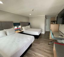 The Midtowner Hotel, SureStay Collection Room