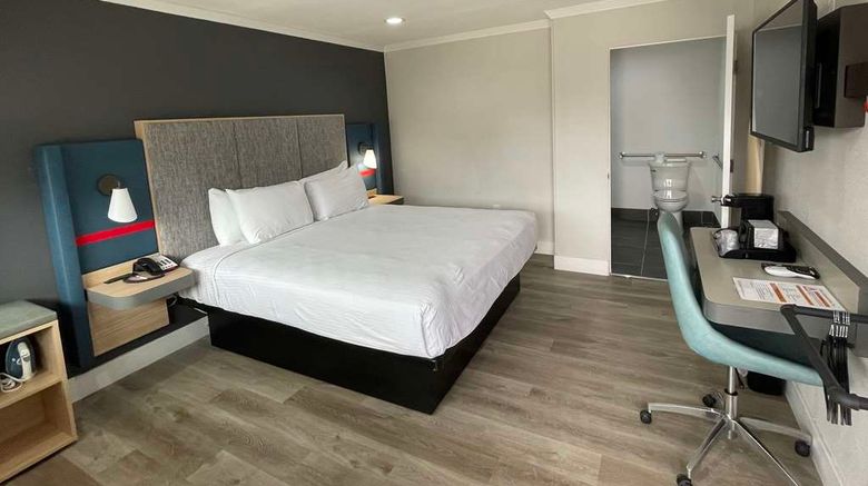 <b>The Midtowner Hotel, SureStay Collection Room</b>. Images powered by <a href="https://iceportal.shijigroup.com/" title="IcePortal" target="_blank">IcePortal</a>.