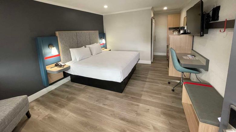 <b>The Midtowner Hotel, SureStay Collection Room</b>. Images powered by <a href="https://iceportal.shijigroup.com/" title="IcePortal" target="_blank">IcePortal</a>.
