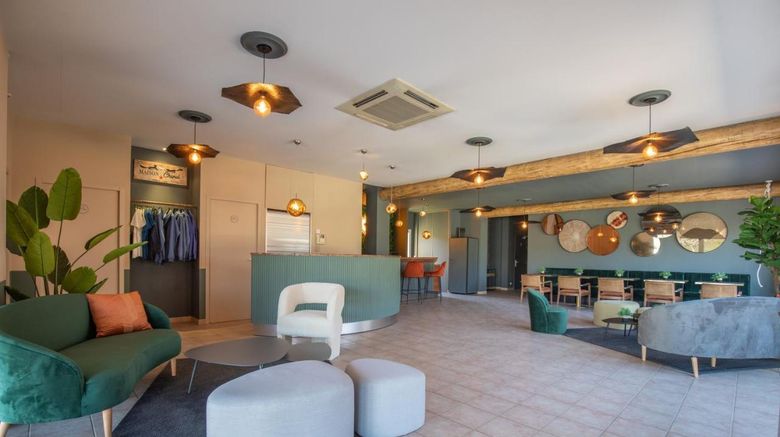 <b>La Perna Lobby</b>. Images powered by <a href="https://iceportal.shijigroup.com/" title="IcePortal" target="_blank">IcePortal</a>.