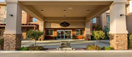 The Oaks Hotel & Suites Exterior