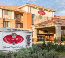 The Oaks Hotel & Suites Exterior