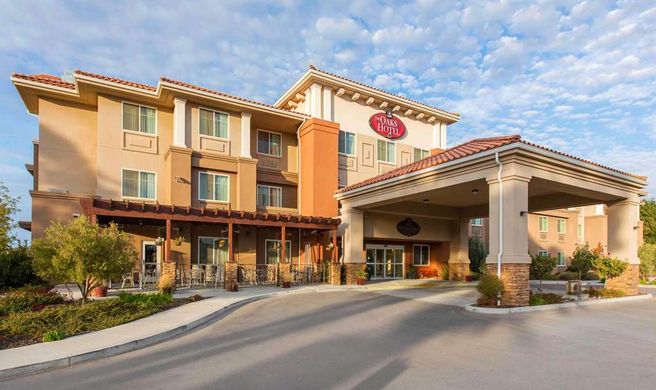 The Oaks Hotel & Suites Exterior