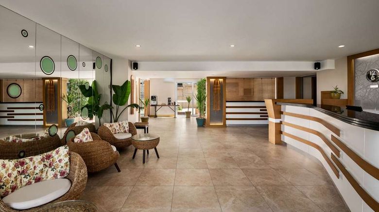 <b>La Quinta by Wyndham Cesme Lobby</b>. Images powered by <a href="https://iceportal.shijigroup.com/" title="IcePortal" target="_blank">IcePortal</a>.