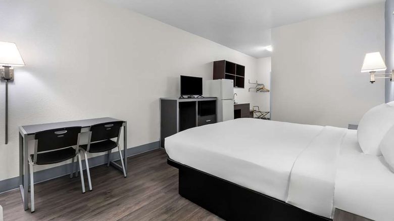 <b>Suburban Studios Chattanooga NE Room</b>. Images powered by <a href="https://iceportal.shijigroup.com/" title="IcePortal" target="_blank">IcePortal</a>.
