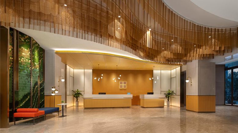 <b>Hilton Garden Inn Zhengzhou New Distr Lobby</b>. Images powered by <a href="https://iceportal.shijigroup.com/" title="IcePortal" target="_blank">IcePortal</a>.