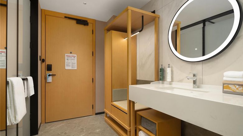 <b>Hilton Garden Inn Zhengzhou New Distr Room</b>. Images powered by <a href="https://iceportal.shijigroup.com/" title="IcePortal" target="_blank">IcePortal</a>.