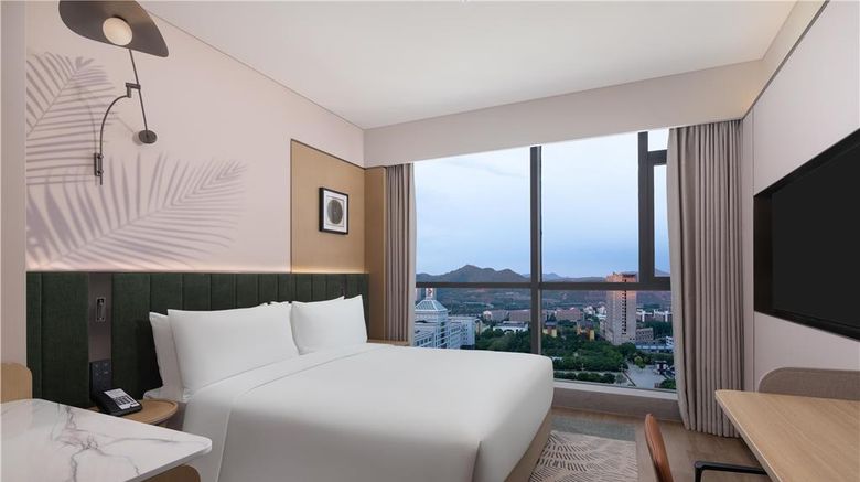 <b>Hilton Garden Inn Chengde High-Tech Zone Room</b>. Images powered by <a href="https://iceportal.shijigroup.com/" title="IcePortal" target="_blank">IcePortal</a>.