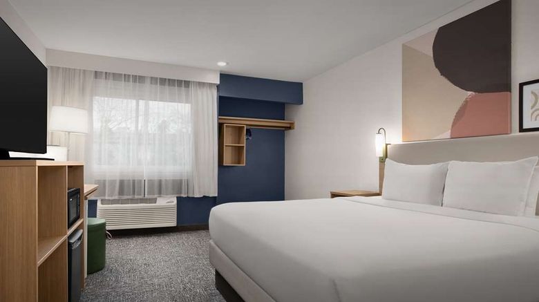 <b>Spark by Hilton San Jose Airport Room</b>. Images powered by <a href="https://iceportal.shijigroup.com/" title="IcePortal" target="_blank">IcePortal</a>.