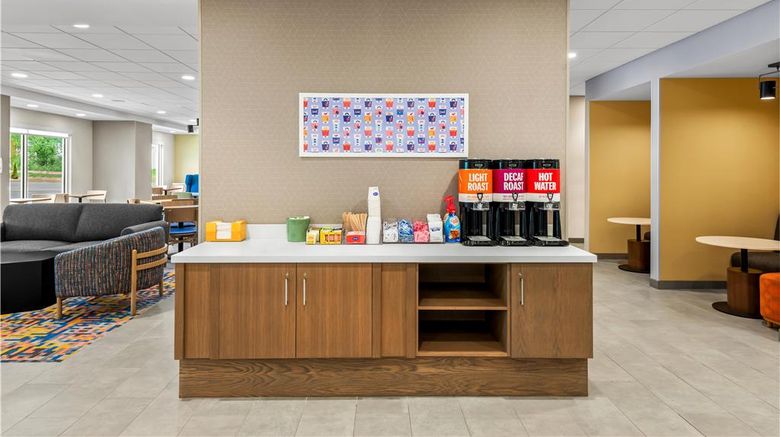 <b>Hampton Inn Cooperstown Lobby</b>. Images powered by <a href="https://iceportal.shijigroup.com/" title="IcePortal" target="_blank">IcePortal</a>.