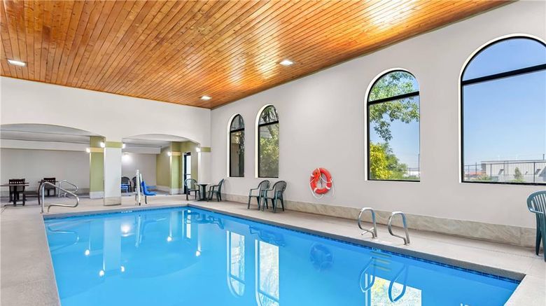 <b>Quality Inn & Suites Pool</b>. Images powered by <a href="https://iceportal.shijigroup.com/" title="IcePortal" target="_blank">IcePortal</a>.