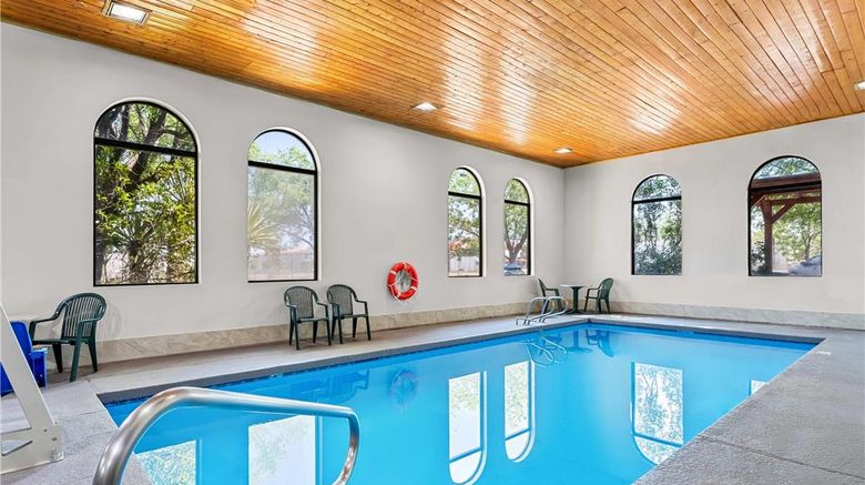 <b>Quality Inn & Suites Pool</b>. Images powered by <a href="https://iceportal.shijigroup.com/" title="IcePortal" target="_blank">IcePortal</a>.