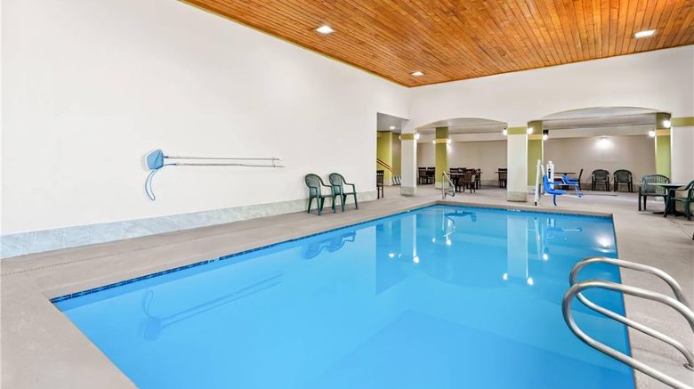 <b>Quality Inn & Suites Pool</b>. Images powered by <a href="https://iceportal.shijigroup.com/" title="IcePortal" target="_blank">IcePortal</a>.