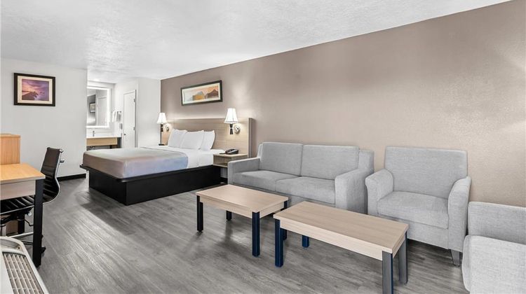 Quality Inn & Suites Suite