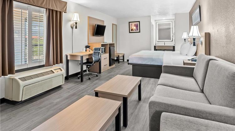Quality Inn & Suites Suite