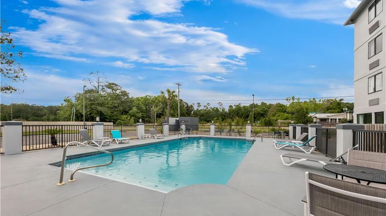 <b>Spark by Hilton Biloxi Ocean Springs Pool</b>. Images powered by <a href="https://iceportal.shijigroup.com/" title="IcePortal" target="_blank">IcePortal</a>.