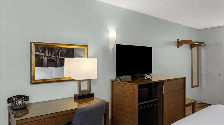 <b>Super 8 by Wyndham Florence Room</b>. Images powered by <a href="https://iceportal.shijigroup.com/" title="IcePortal" target="_blank">IcePortal</a>.